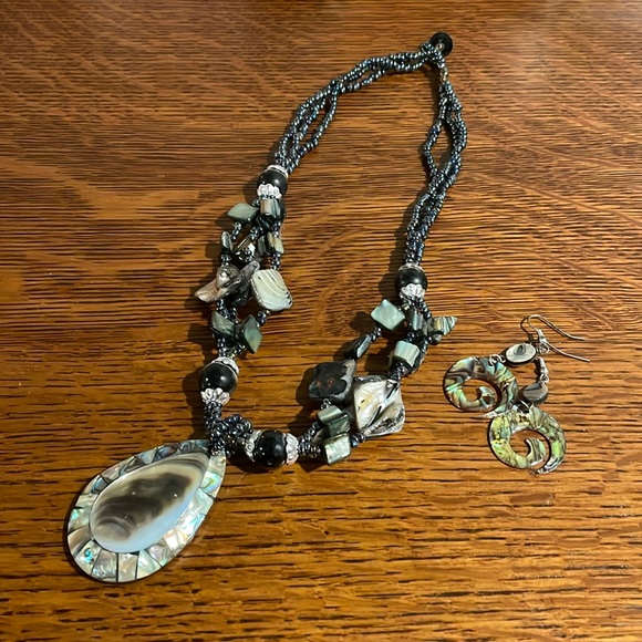 Set of earrings and necklace bought in Maui - Picture 1 of 3